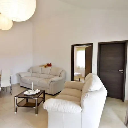 Ideal Getaway Flat With Pool And Rumpus