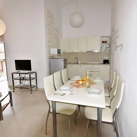 Apartament Ideal Getaway Flat With Pool And Rumpus *