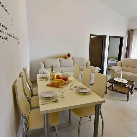 Apartament Ideal Getaway Flat With Pool And Rumpus