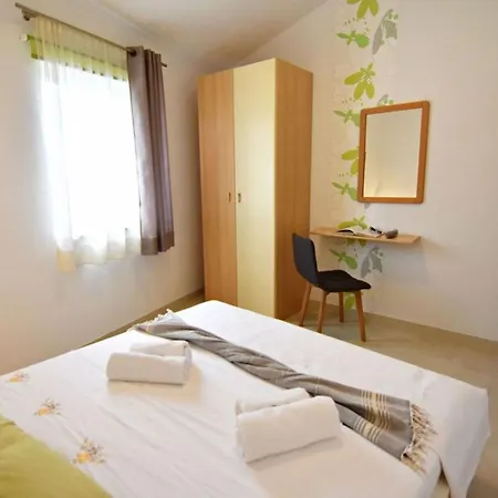 Ideal Getaway Flat With Pool And Rumpus