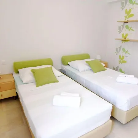 Ideal Getaway Flat With Pool And Rumpus